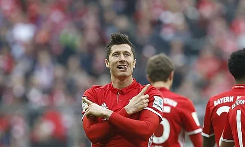 Tổng hợp vòng 24 Bundesliga: Bayernliga!; Dortmund tự bắn vào chân mình