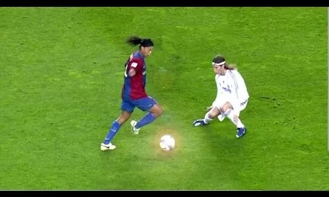Top 5 hậu vệ khét tiếng bị Ronaldinho 'hạ nhục'