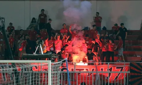 V-League 2018: CĐV đốt pháo sáng mừng ông Miura thắng trận