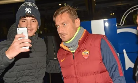 Totti phờ phạt khi chụp ảnh cùng NHM