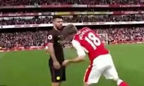 Trận đấu kết thúc, Monreal vẫn bị Agüero cho... ăn quả lừa