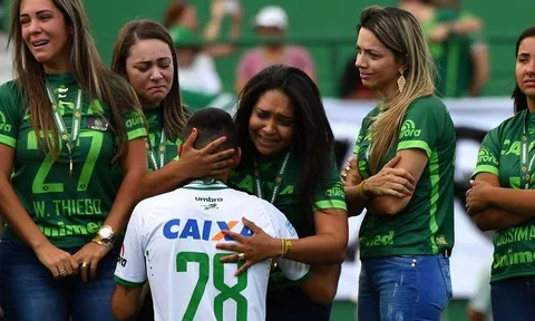 Trận đầu tiên của Chapecoense sau thảm kịch rơi máy bay tràn đầy nước mắt