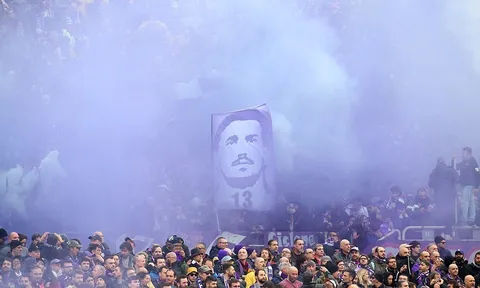 Trận Fiorentina - Benevento dừng lại ở phút 13 để tưởng nhớ Davide Astori