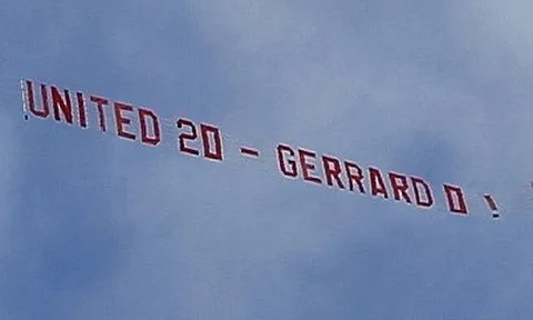 Trò hề của CĐV Premier League qua những tấm banner
