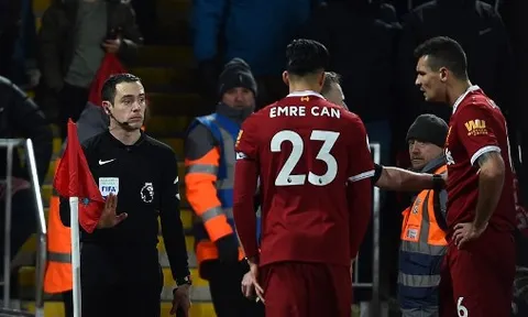 Trọng tài biên vui mừng khi Tottenham được hưởng phạt đền trước Liverpool