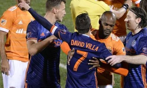 Trọng tài dùng công nghệ đuổi David Villa