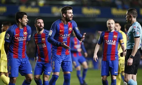 Gerard Pique chịu án phạt vì chỉ trích trọng tài