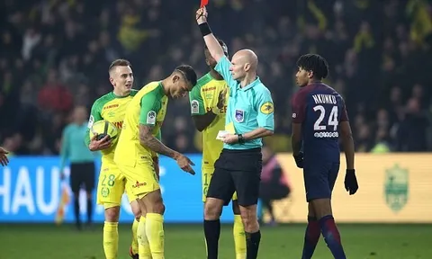 Trọng tài ngáng chân cầu thủ Nantes bị đình chỉ