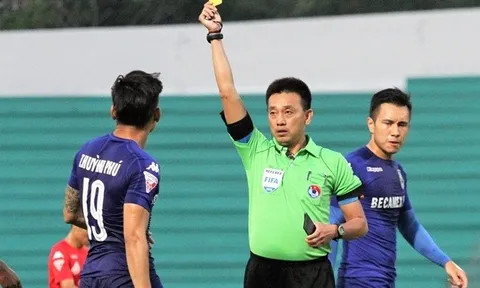 Trọng tài Việt phá luật FIFA!