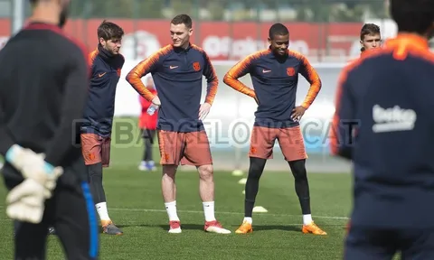 Trụ cột vắng bóng, sân tập Barcelona vẫn rộn ràng