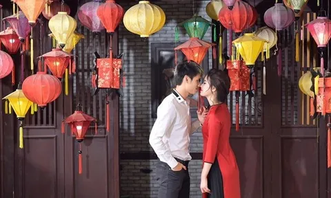 Trung vệ ĐTVN đón xuân bên bạn gái dễ thương
