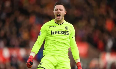 Từ chối Chelsea, thủ thành Stoke đã phải lòng Liverpool