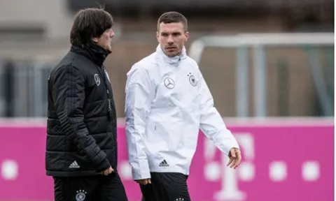 Từ họp báo đến sân tập, Loew 'bám không tha' Podolski
