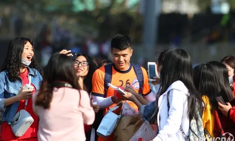 Đức Chinh bị fan nữ "truy đuổi" tại Huế