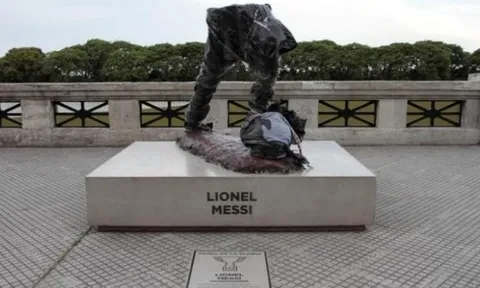 Tượng Messi bị phá hoại trong ngày thua Ronaldo