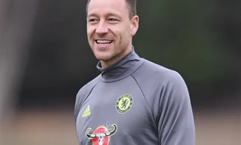 Tuyên bố 'vô dụng', nhưng Terry vẫn vui vẻ tập luyện cùng Chelsea
