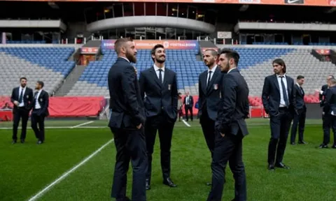 Tuyển Italia diện vest lịch lãm đến tham quan Amsterdam Arena