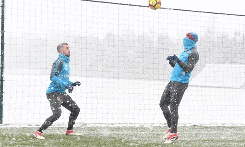Tuyết rơi trắng xóa, Arsenal vùi đầu tập luyện