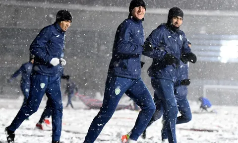 U23 Uzbekistan hào hứng tập dưới tuyết, Việt Nam rèn quân trong nhà