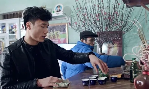 Sao U23 Việt Nam đón Tết: Gói bánh chưng, vào bếp, bán thịt lợn cùng mẹ