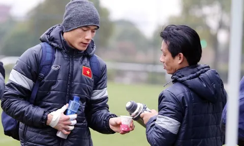 U23 Việt Nam dùng trà gừng chống lại cái rét tê tái
