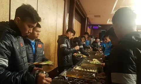 U23 Việt Nam mặc kín mít, đổ bộ Thượng Hải