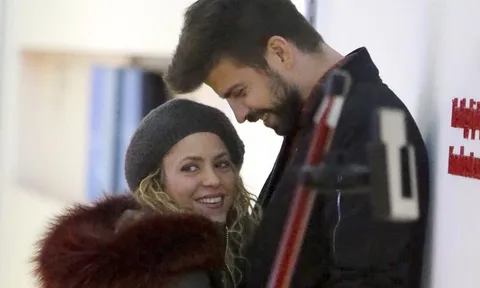 Pique - Shakira diện đồ đôi như 'vợ chồng son'