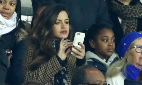 Vợ của Casillas bị ném đá vì mê điện thoại