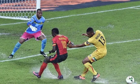 Uganda và Mali bất phân thắng bại trong trận thủy chiến