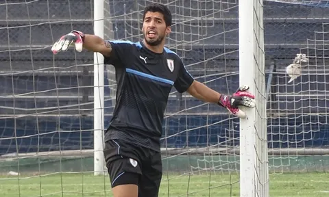 Uruguay thủng lưới quá nhiều, Suarez xỏ găng bảo vệ khung thành