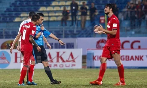 Trọng tài V-League gây bão, BTC nói sẽ “mổ băng”