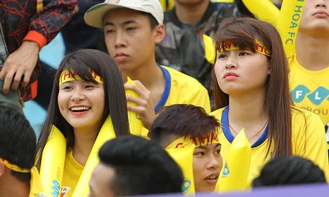 Hàng nghìn fan nữ Thanh Hóa “đốt cháy” Hàng Đẫy