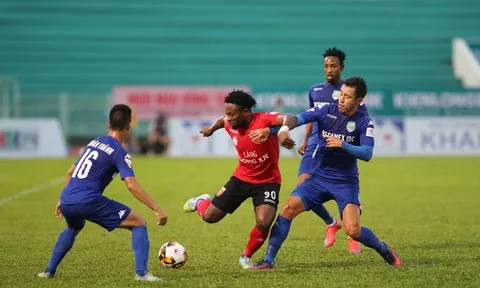 Những khán đài trống vắng ở V-League