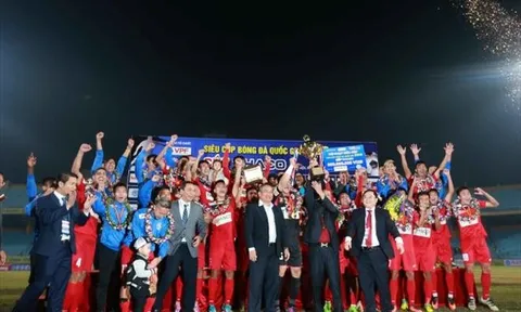 Cầu thủ Than Quảng Ninh nhận thưởng tiền tỷ