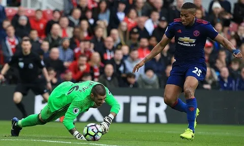 Valdes biếu không bàn thắng cho Valencia như thế nào?