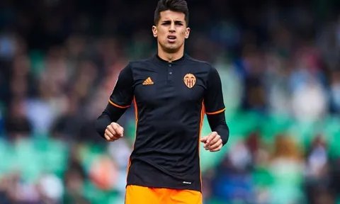 Valencia khiến Barca, Chelsea mừng thầm