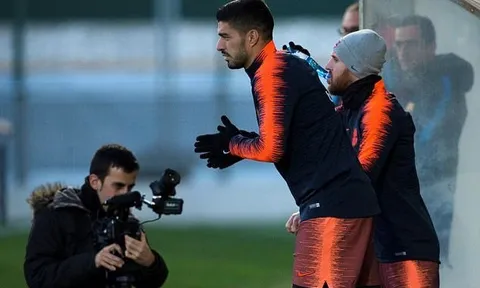Valverde yêu cầu Luis Suarez cháy hết mình bất chấp thẻ phạt