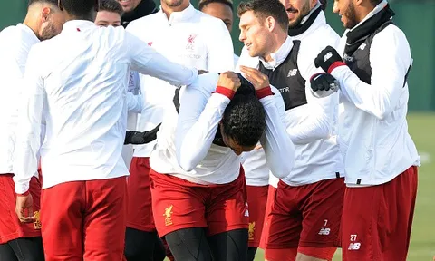Van Dijk pha trò, sân tập Liverpool rộn tiếng cười
