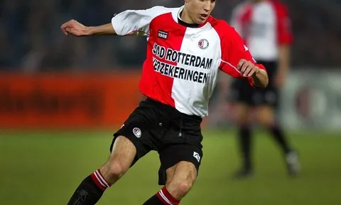 Van Persie ghi bàn đầu tiên trong lần tái ngộ Feyenoord