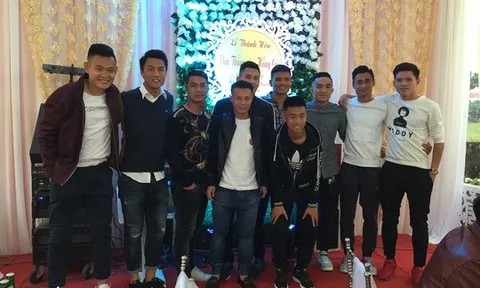 Tuyển thủ Việt mừng đám cưới tiền vệ Thắng "điếc"