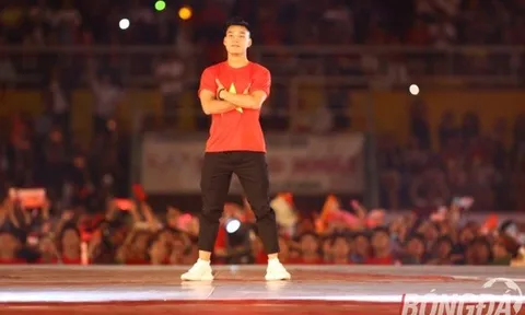 Văn Thanh tái hiện pha ăn mừng ngạo nghễ!