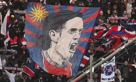 Vì Cavani, Neymar giận dỗi ra mặt với fan PSG