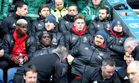 Vì Champions League, Man Utd nên "bỏ tép, bắt tôm"