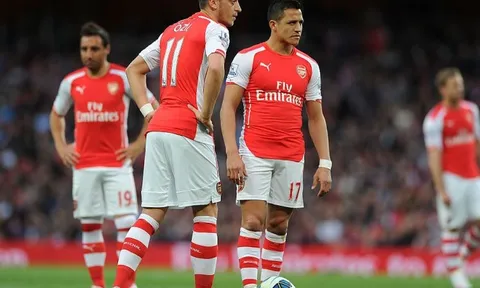 Vì Sanchez và Oezil, Arsenal bị chỉ trích không ngừng