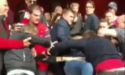 Vì Wenger, CĐV Arsenal ẩu đả lẫn nhau trên khán đài