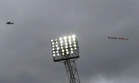 Video cảnh máy bay mang theo băng rôn đòi sa thải Wenger