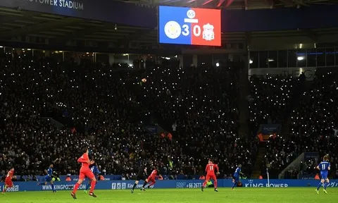 Video cổ động viên Leicester City hát vang tên Ranieri