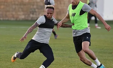 Viện binh khủng trở lại, sân tập Liverpool rộn tiếng cười
