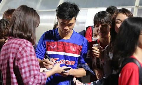 Xuân Trường, Công Phượng mỏi tay ký tặng fan nữ