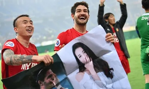 'Vịt con' Pato gây sốt với màn tỏ tình Địch Lệ Nhiệt Ba
